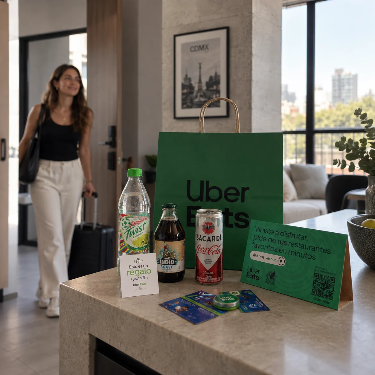 Huésped llegando con maleta a un departamento donde ya está colocado un kit de Uber Eats en la barra