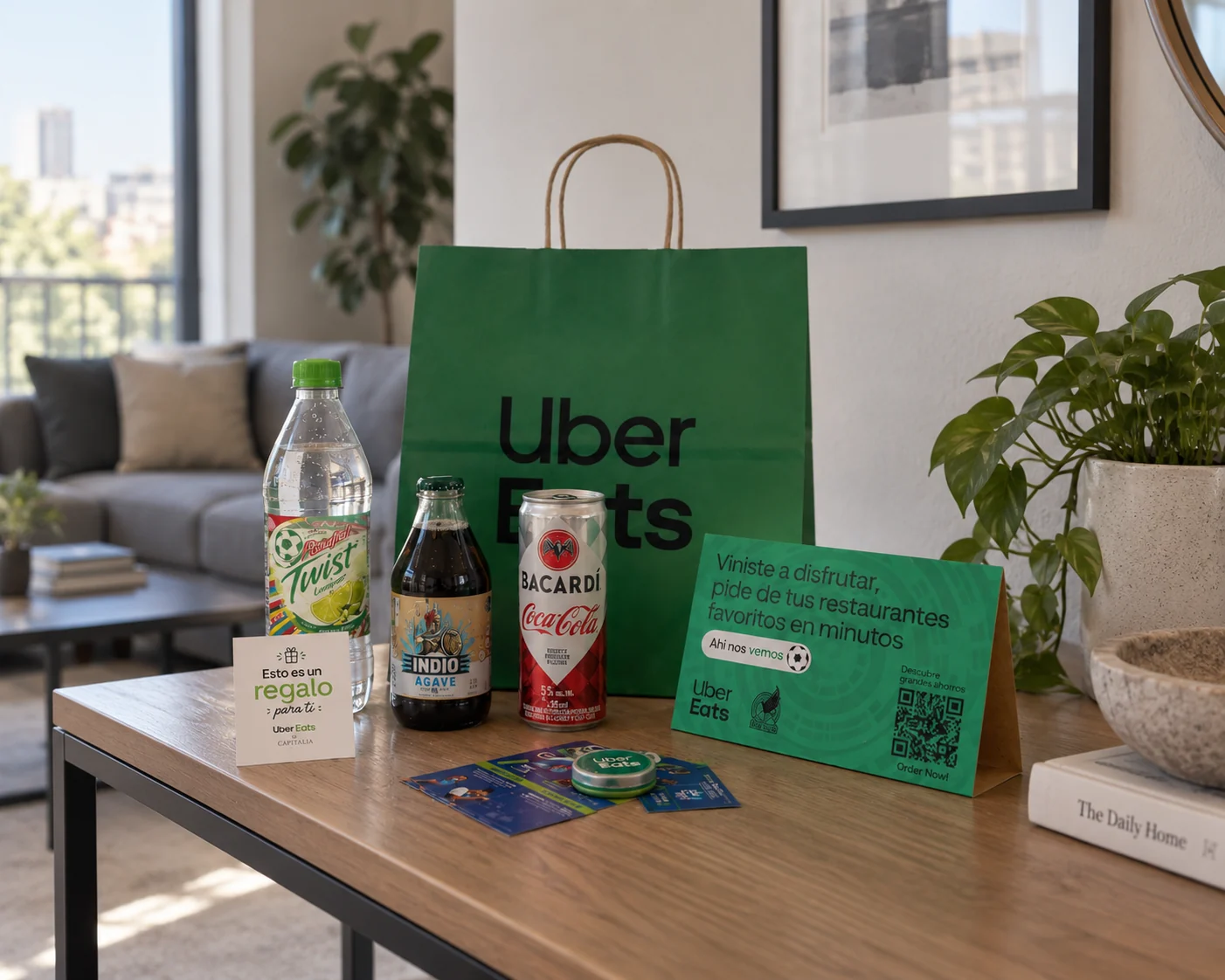 Kit de marca colocado sobre la mesa de la sala de un departamento, integrado al interiorismo
