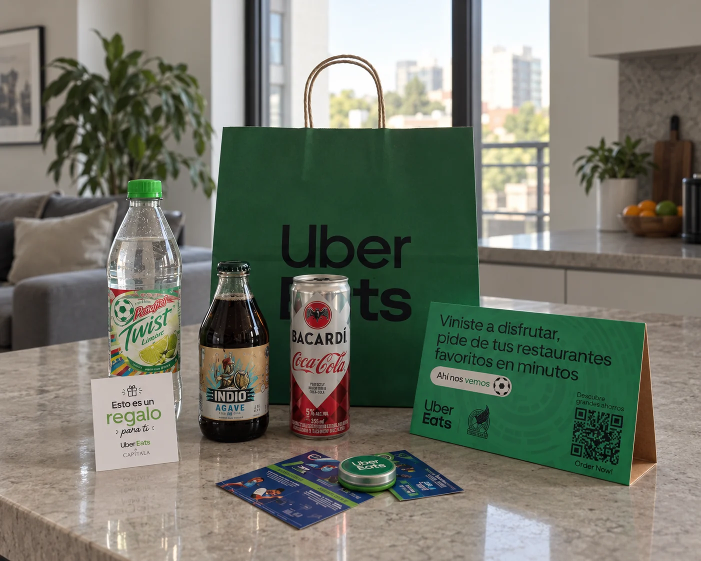 Kit de Uber Eats colocado en la barra de la cocina de un departamento de renta corta