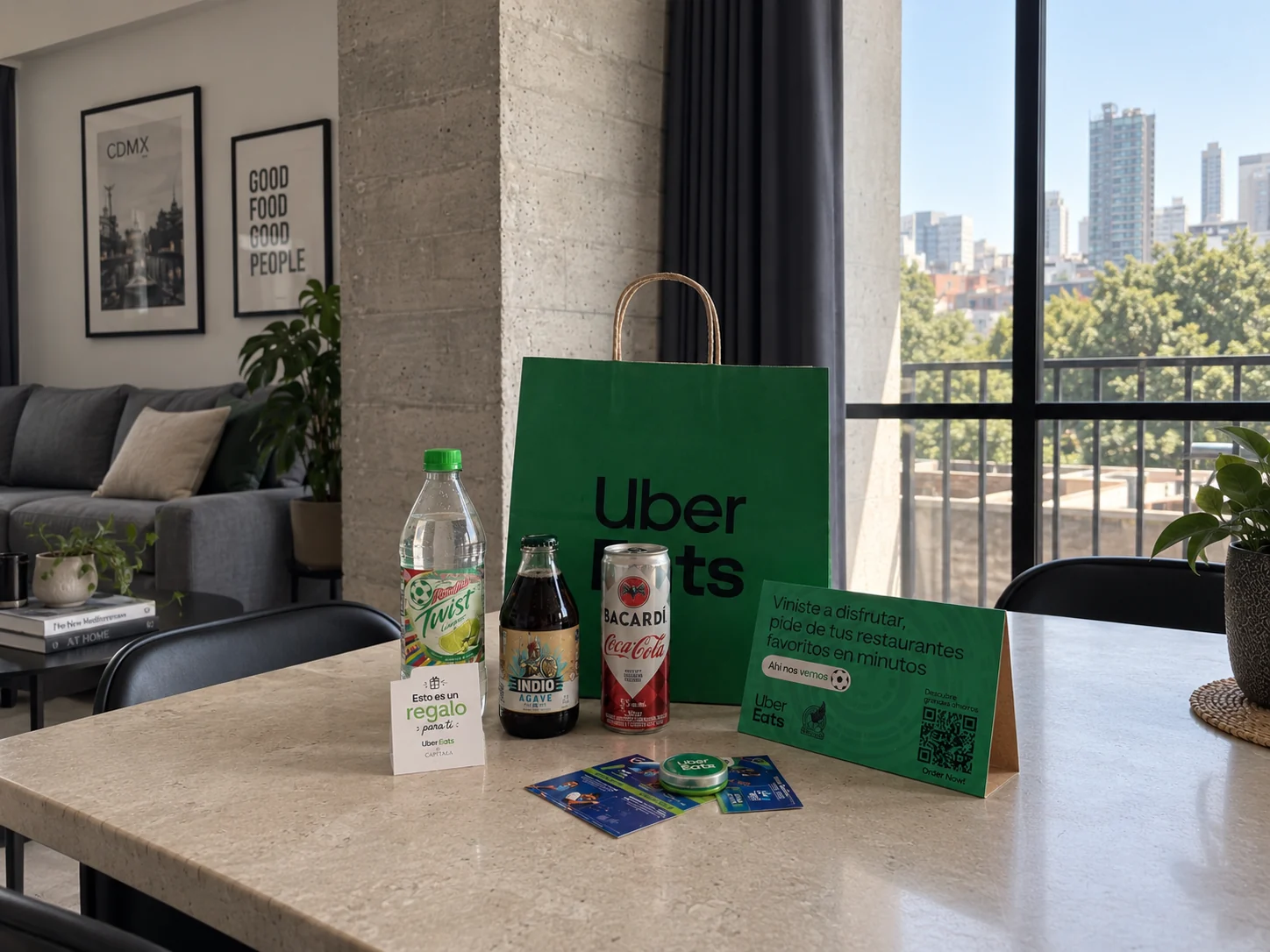 Kit completo de campaña sobre la barra de un departamento con vista a la ciudad