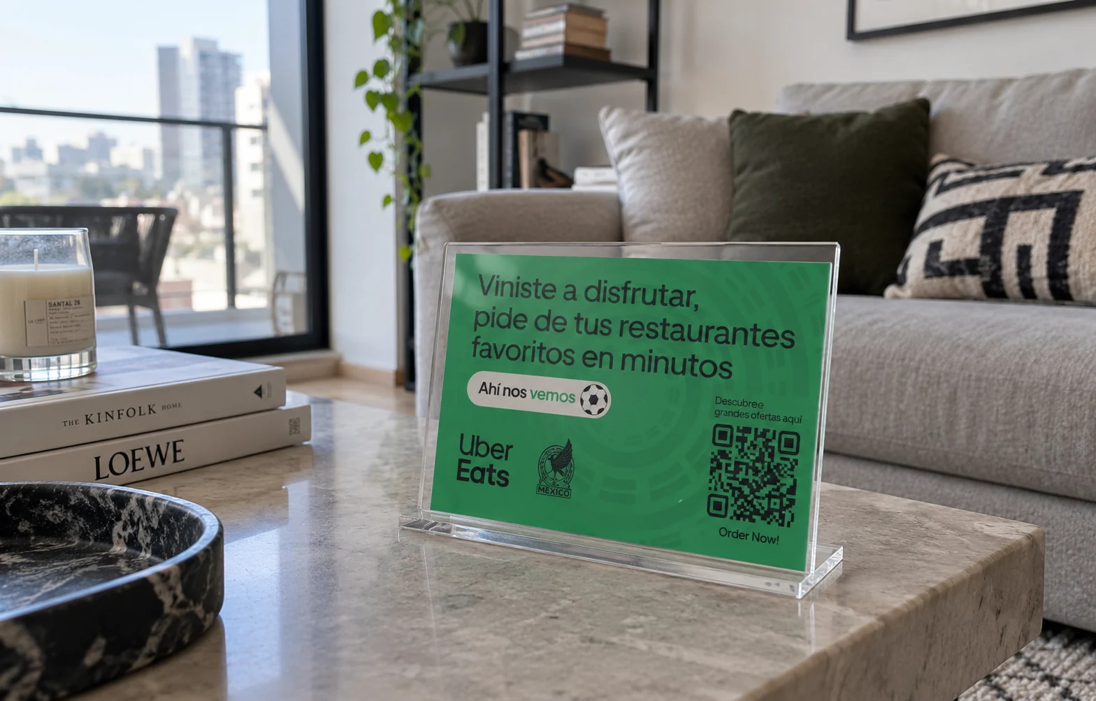 Acrílico informativo del kit sobre la barra de la cocina
